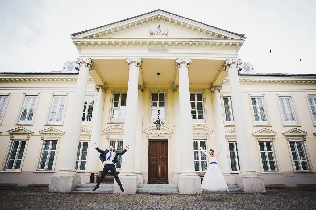 Romantyczne zdjęcia ślubne, które przenoszą w świat miłości i zakochania. Ujęcia utrwalone w malowniczej scenerii pleneru, gdzie każdy kadr emanuje pięknem chwili spędzonej wraz z ukochaną osobą. Fotografie pełne emocji, harmonii i urody otaczającej przyrody