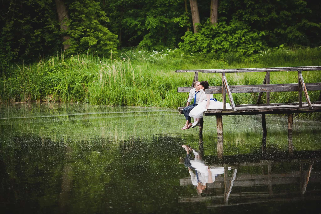 Romantyczne zdjęcia ślubne, które przenoszą w świat miłości i zakochania. Ujęcia utrwalone w malowniczej scenerii pleneru, gdzie każdy kadr emanuje pięknem chwili spędzonej wraz z ukochaną osobą. Fotografie pełne emocji, harmonii i urody otaczającej przyrody - sesja narzeczeńska inspiracje