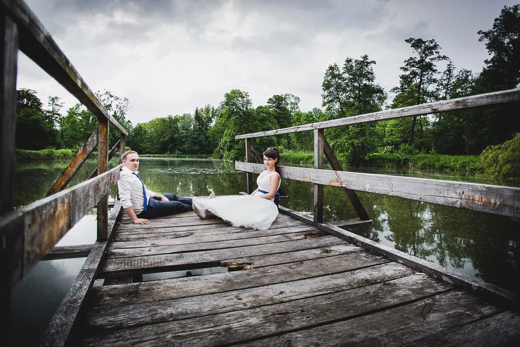 Romantyczne zdjęcia ślubne, które przenoszą w świat miłości i zakochania. Ujęcia utrwalone w malowniczej scenerii pleneru, gdzie każdy kadr emanuje pięknem chwili spędzonej wraz z ukochaną osobą. Fotografie pełne emocji, harmonii i urody otaczającej przyrody