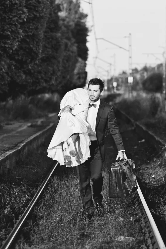 Romantyczne zdjęcia weselne Łódź, które przenoszą w świat miłości i zakochania. Ujęcia utrwalone w malowniczej scenerii pleneru, gdzie każdy kadr emanuje pięknem chwili spędzonej wraz z ukochaną osobą. Fotografie pełne emocji, harmonii i urody otaczającej przyrody