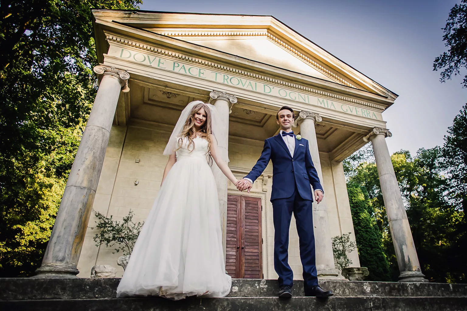 Niezapomniane zdjęcia z sesji plenerowej w Arkadii, malowniczo położonej okolicy koło Łowicza. Urokliwe kadry, które przenoszą w magiczną atmosferę przyrody. Sesja pełna niepowtarzalnych chwil, z użyciem pięknych plenerów Arkadii, tworząc niezapomniane wspomnienia.