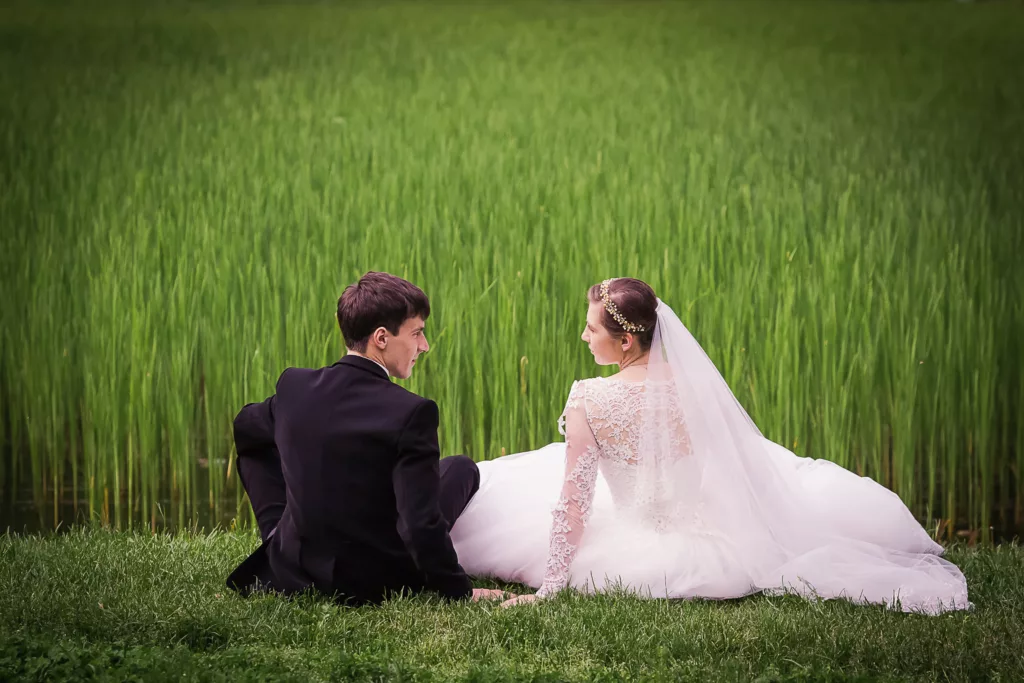 Urokliwe zdjęcia sesja małżeńska plenerowe zrobione w Ogrodzie Botanicznym w Łodzi, w maju, podczas kwitnienia wiosennych roślin. Zieleń ogrodu tworzy bajkową scenerię, a delikatne promienie słońca podkreślają magię chwili. Sesja pełna wiosennego uroku, gdzie natura kwitnie w pełni.