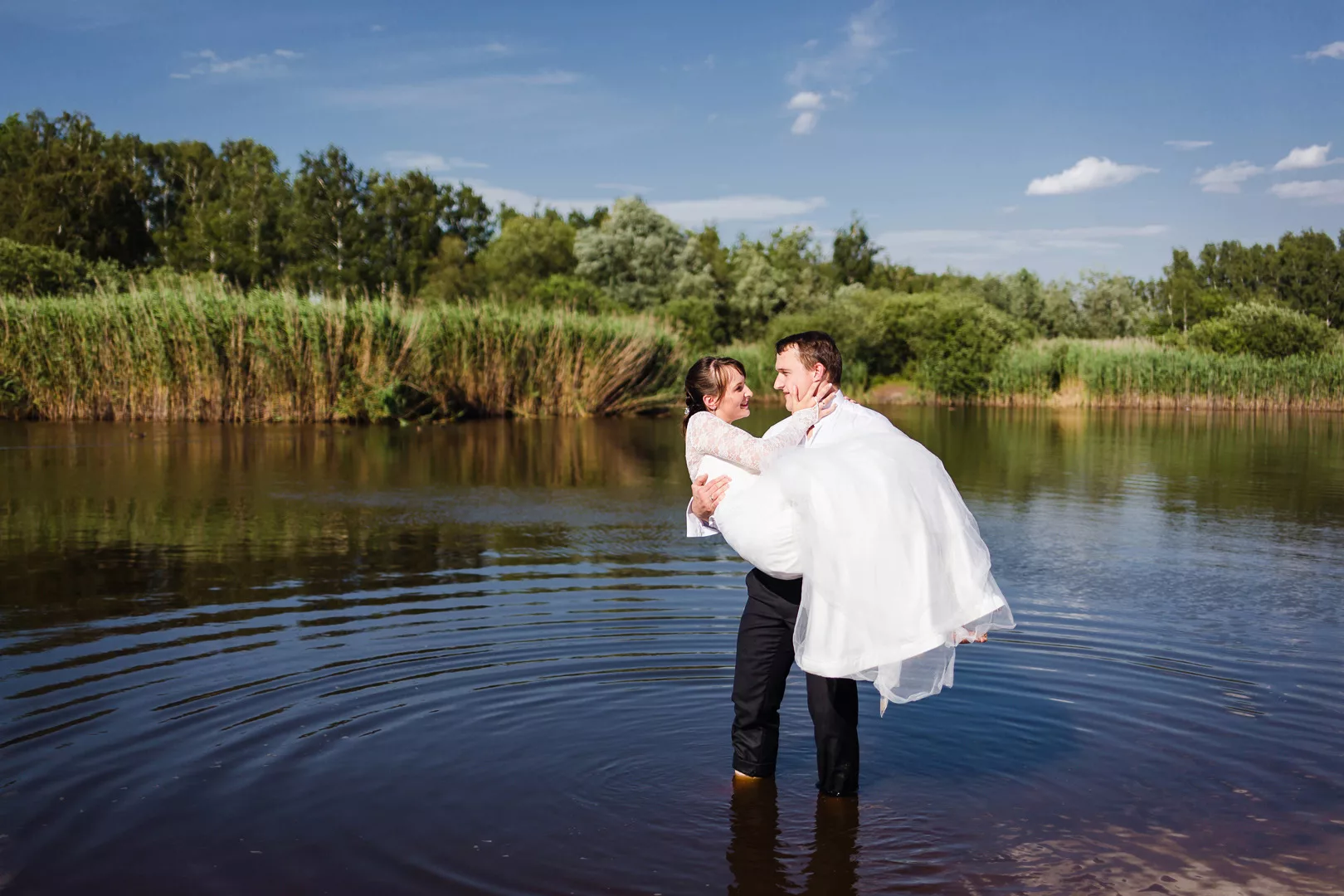 Słoneczna sesja małżeńska w malowniczym miejscu - uroczysku Lublinek w Łodzi.