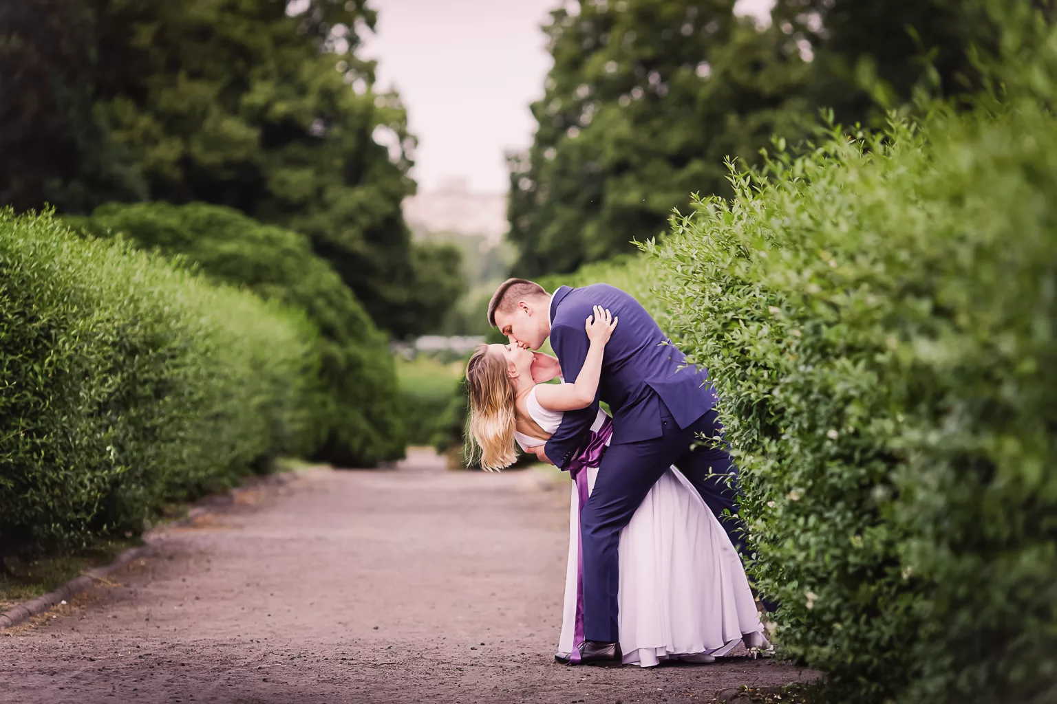 Zdjęcia plenerowe w Łodzi, uwiecznione w malowniczym parku i na ulicach miasta. Romantyczne kadry pary młodej, otoczone zielenią przyrody miejskiej. Sesja pełna harmonii, gdzie zieleń parku i miejski krajobraz tworzą piękną scenerię dla tego niezapomnianego dnia.