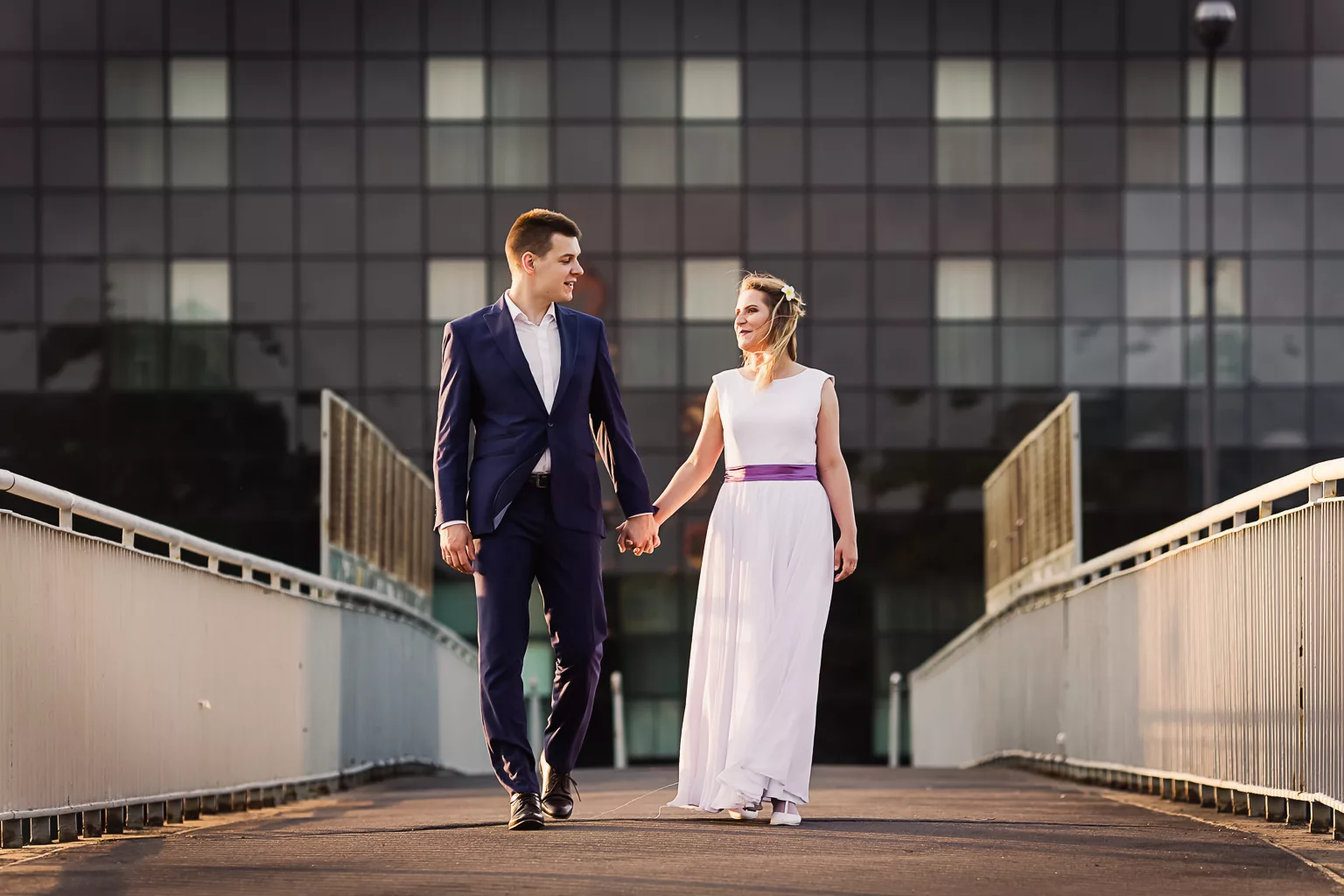 Zdjęcia plenerowe w Łodzi, uwiecznione w malowniczym parku i na ulicach miasta. Romantyczne kadry pary młodej, otoczone zielenią przyrody miejskiej. Sesja pełna harmonii, gdzie zieleń parku i miejski krajobraz tworzą piękną scenerię dla tego niezapomnianego dnia.