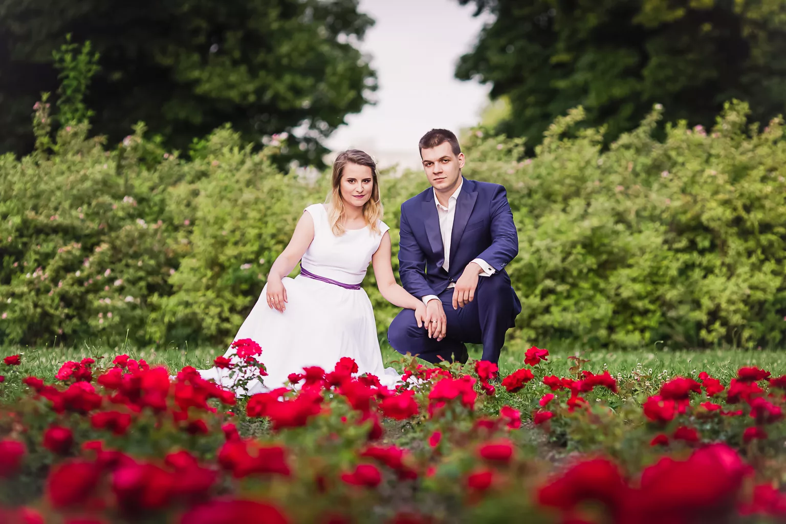 Zdjęcia plenerowe w Łodzi, uwiecznione w malowniczym parku i na ulicach miasta. Romantyczne kadry pary młodej, otoczone zielenią przyrody miejskiej. Sesja pełna harmonii, gdzie zieleń parku i miejski krajobraz tworzą piękną scenerię dla tego niezapomnianego dnia.