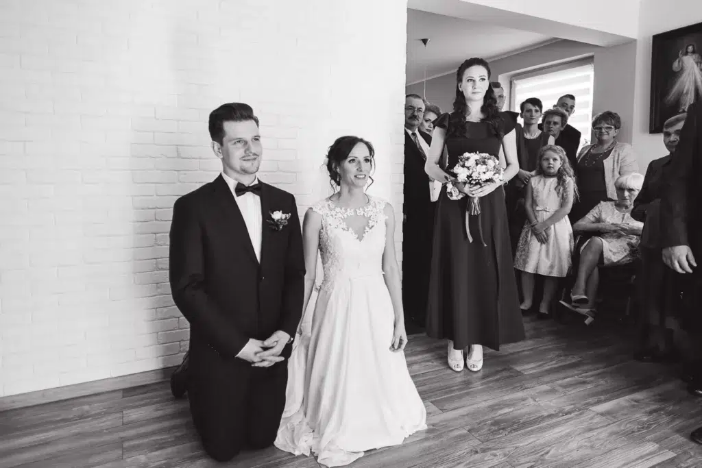 Zakochani podczas ceremonii w kościele. Młoda para, pełna szczęścia. Fotograf z Łodzi uchwycił te niezapomniane chwile Fotograf ślubny Łódź