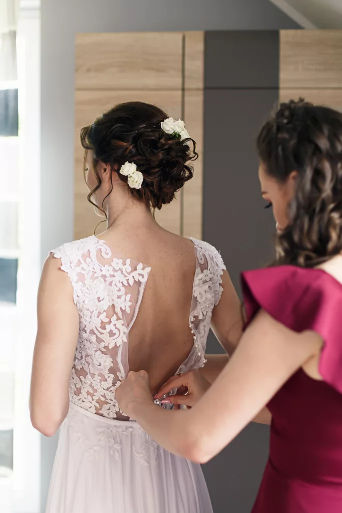 Zakochani podczas ceremonii w kościele. Młoda para, pełna szczęścia. Fotograf z Łodzi uchwycił te niezapomniane chwile