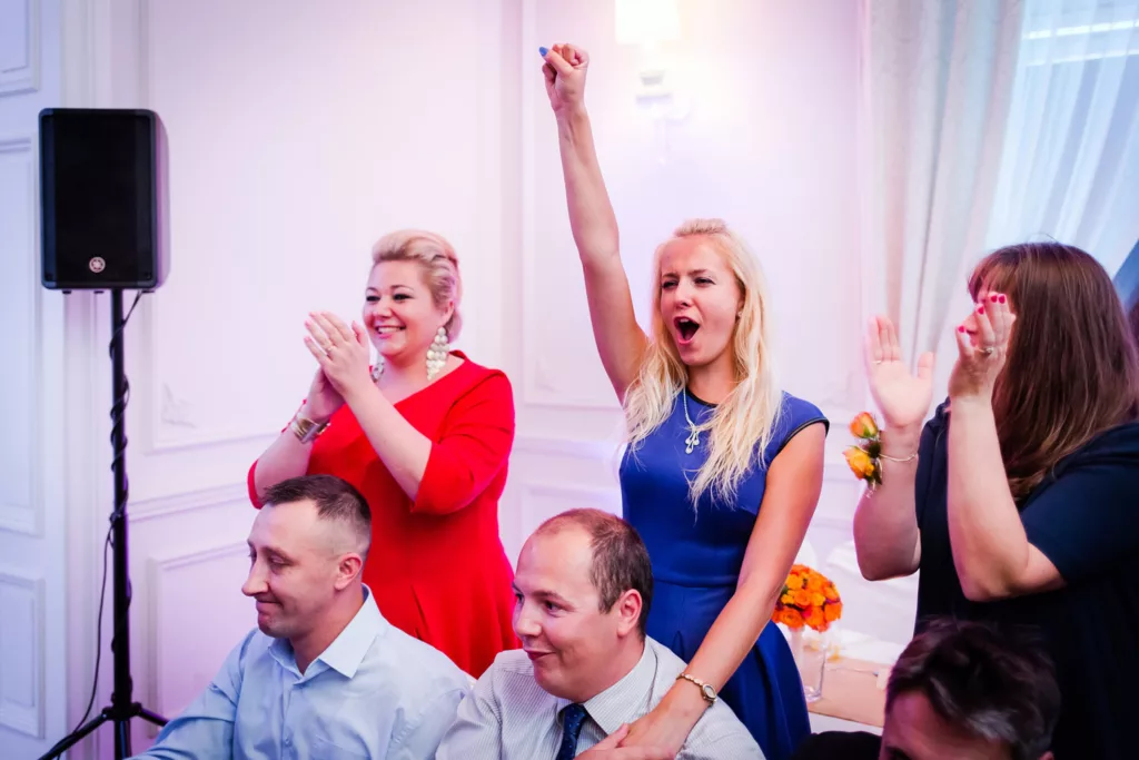 Wesele pełne radości: Szampańska zabawa, taniec, i niezapomniane chwile w Łodzi i Pabianicach.