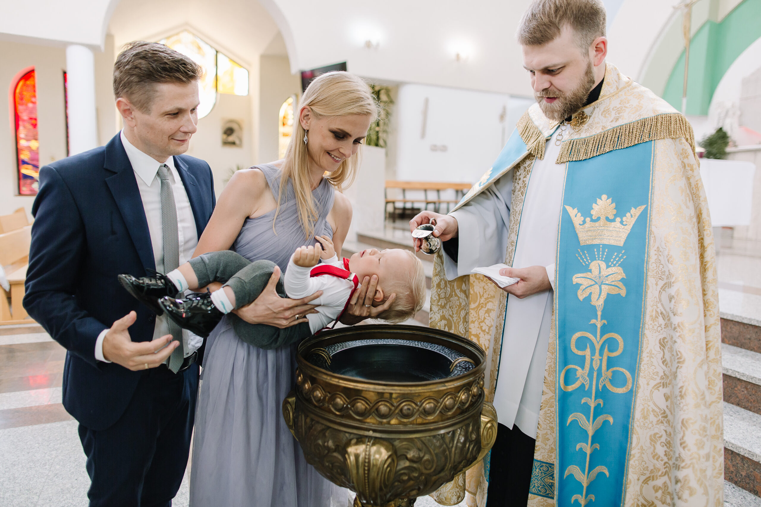 chrzest święty chłopca w kościele Fotograf na chrzest Łódź