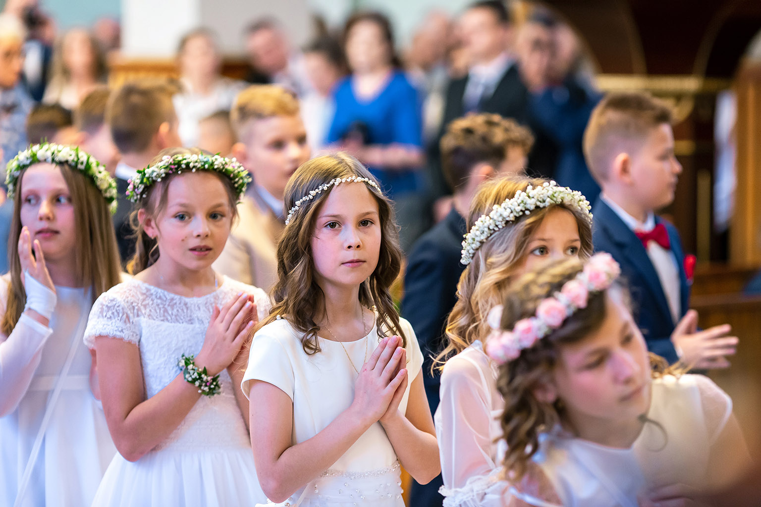 dzieci przygotowujące się do pierwszej komunii świętej przed kościołem w Łodzi