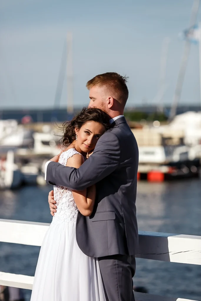 Molo w Pucku – chwile pełne spokoju - zdjęcia ślubne w plenerze nad morzem