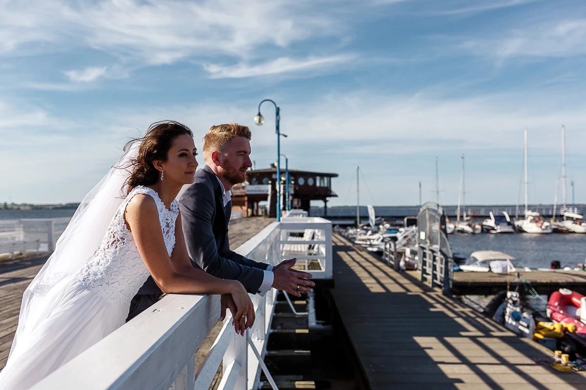 Plener ślubny Łódź Molo w Pucku – chwile pełne spokoju - zdjęcia ślubne w plenerze nad morzem