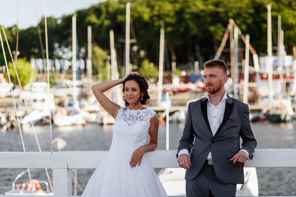 Sesja w tym miejscu była niczym wstęp do romantycznej podróży przez Bałtyk, pełnej subtelnych i ciepłych ujęć, które będą towarzyszyć im przez całe życie. Każde zdjęcie z tego molo to chwila pełna spokoju, która idealnie komponuje się z ich miłością, a otaczająca natura stwarzała niezapomniane tło dla ich wspólnych chwil.