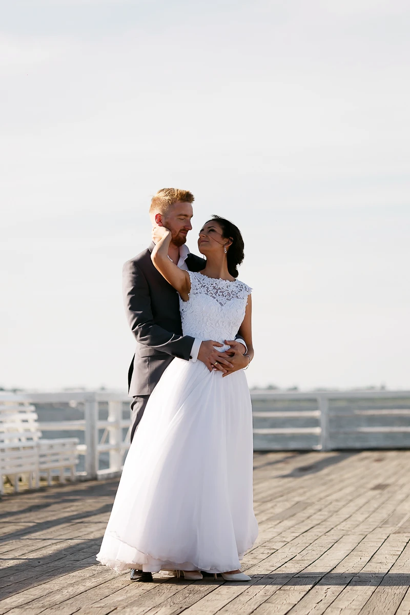 Sesja w tym miejscu była niczym wstęp do romantycznej podróży przez Bałtyk, pełnej subtelnych i ciepłych ujęć, które będą towarzyszyć im przez całe życie. Każde zdjęcie z tego molo to chwila pełna spokoju, która idealnie komponuje się z ich miłością, a otaczająca natura stwarzała niezapomniane tło dla ich wspólnych chwil.Sesja w tym miejscu była niczym wstęp do romantycznej podróży przez Bałtyk, pełnej subtelnych i ciepłych ujęć, które będą towarzyszyć im przez całe życie. Każde zdjęcie z tego molo to chwila pełna spokoju, która idealnie komponuje się z ich miłością, a otaczająca natura stwarzała niezapomniane tło dla ich wspólnych chwil.