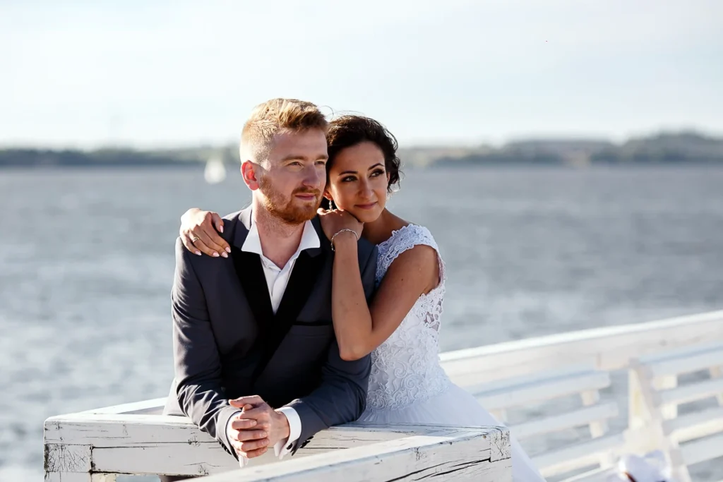 Sesja w tym miejscu była niczym wstęp do romantycznej podróży przez Bałtyk, pełnej subtelnych i ciepłych ujęć, które będą towarzyszyć im przez całe życie. Każde zdjęcie z tego molo to chwila pełna spokoju, która idealnie komponuje się z ich miłością, a otaczająca natura stwarzała niezapomniane tło dla ich wspólnych chwil.