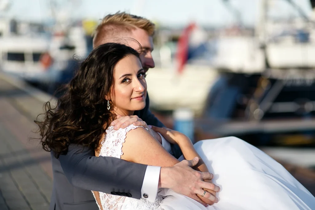 Władysławowo tętniło życiem, co wprowadziło do sesji niesamowitą energię. Jachtowe molo, kontrastujące z tradycyjnymi łodziami rybackimi, stało się świetnym tłem, które dodało odrobinę przygody i pasji do naszej sesji ślubnej. To połączenie nowoczesności i tradycji, ciszy i szumu fal, sprawiło, że zdjęcia z tego miejsca są pełne intensywnych emocji, a jednocześnie oddają w pełni morską atmosferę, idealnie komponując się z osobowością pary młodej.