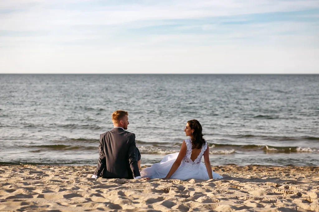 plener ślubny nad morzem Łódź zdjęcia pary młodej na plaży Fotografia ślubna Łódź