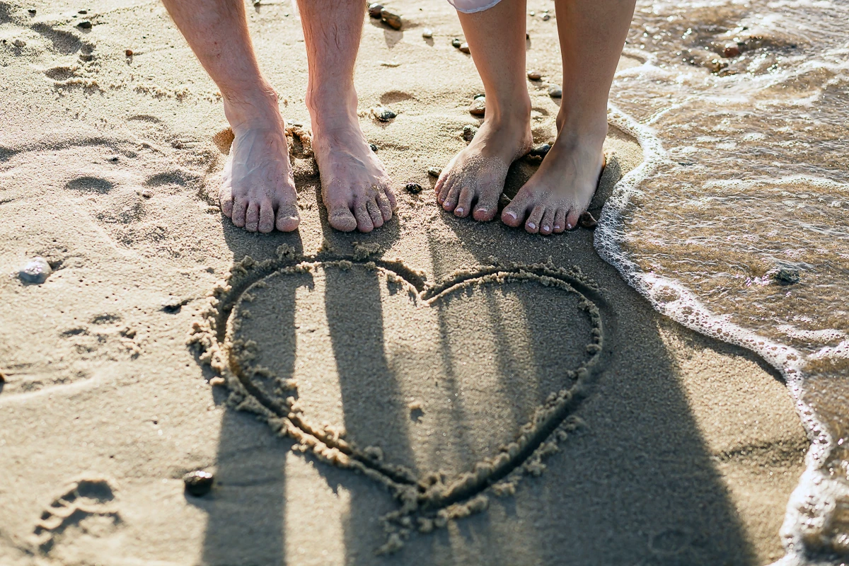 Władysławowo tętniło życiem, co wprowadziło do sesji niesamowitą energię. Jachtowe molo, kontrastujące z tradycyjnymi łodziami rybackimi, stało się świetnym tłem, które dodało odrobinę przygody i pasji do naszej sesji ślubnej. To połączenie nowoczesności i tradycji, ciszy i szumu fal, sprawiło, że zdjęcia z tego miejsca są pełne intensywnych emocji, a jednocześnie oddają w pełni morską atmosferę, idealnie komponując się z osobowością pary młodej.