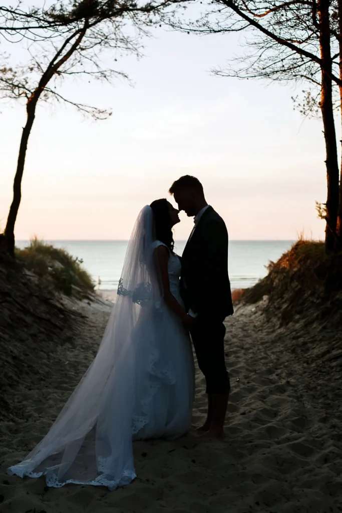 Zdjęcia ślubne w Karwi nad Morzem Bałtyckim fotografia w plenerze Pary Młdoych