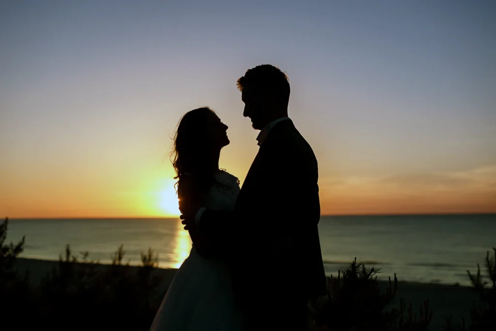 Zdjęcia ślubne w Karwi nad Morzem Bałtyckim fotografia w plenerze Pary Młdoych