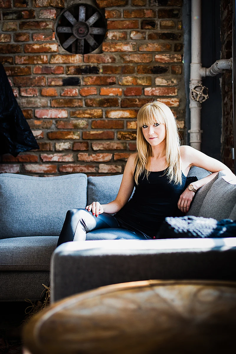 Fotograf mody Łódź – modelka w eleganckiej stylizacji na tle ceglanych ścian OFF Piotrkowska.