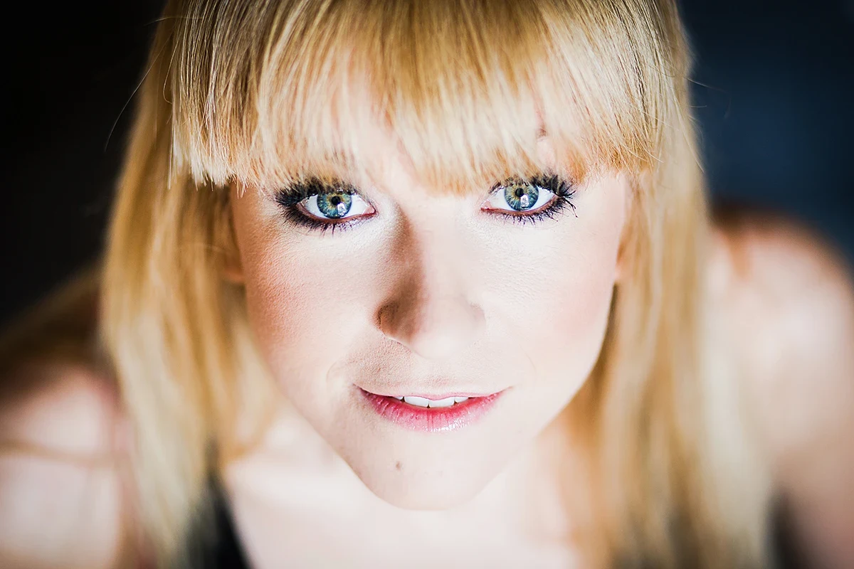 Sesja komercyjna Łódź – portret modowy, zbliżenie na detale makijażu i biżuterii.