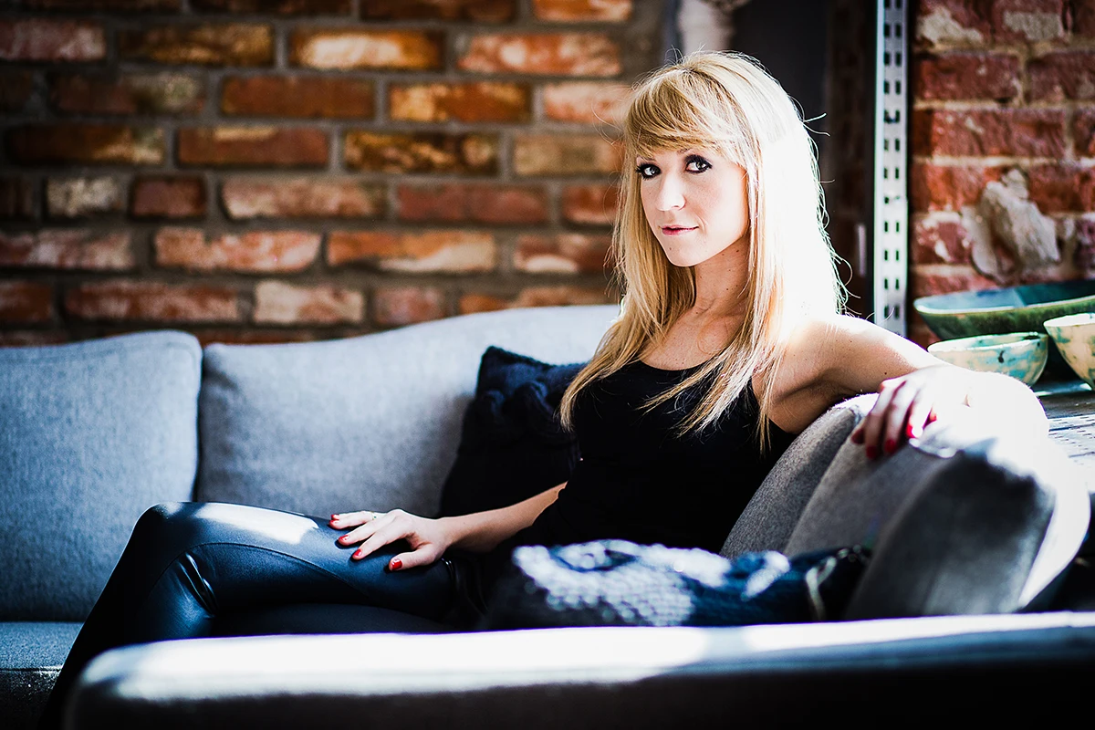 Fotograf mody Łódź – modelka w eleganckiej stylizacji na tle ceglanych ścian OFF Piotrkowska.