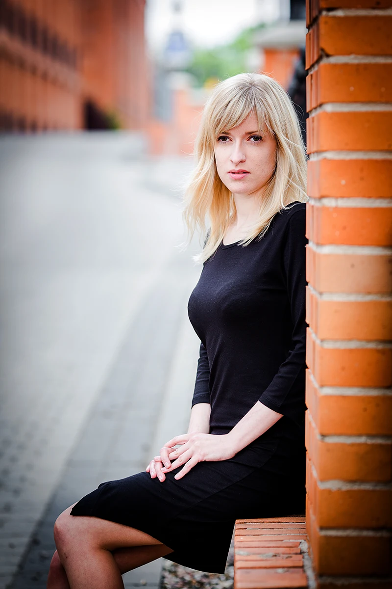 Elegancka poza, modelka w loftach, czarna sukienka, Sesja Modowa Księży Młyn.