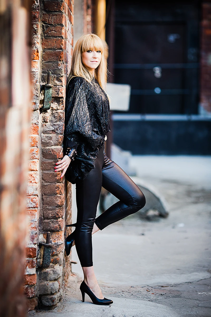 Kreatywna fotografia mody – dynamiczne ujęcie modela w ruchu, industrialny klimat.