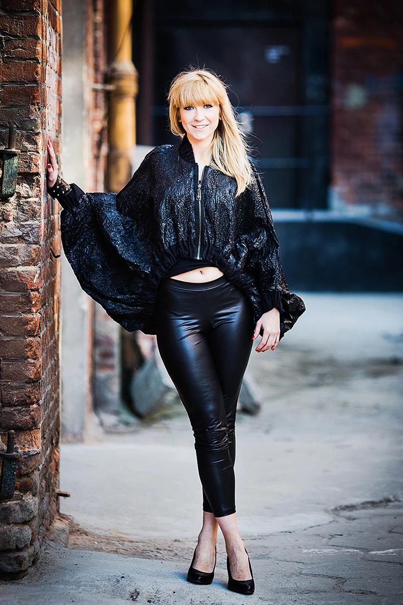 Kreatywna fotografia mody – dynamiczne ujęcie modela w ruchu, industrialny klimat.