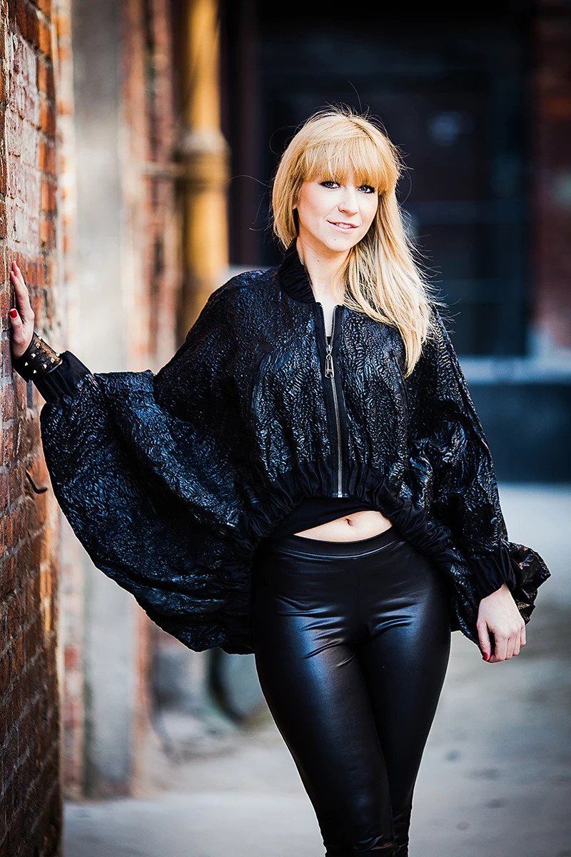 Kreatywna fotografia mody – dynamiczne ujęcie modela w ruchu, industrialny klimat.