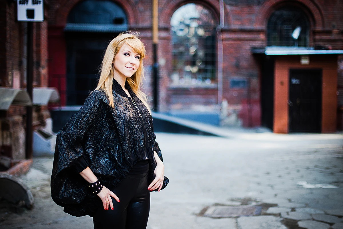 Kreatywna fotografia mody – dynamiczne ujęcie modela w ruchu, industrialny klimat.