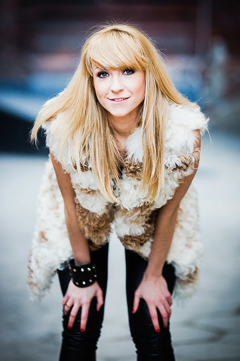 Sesja komercyjna Łódź – portret modowy, zbliżenie na detale makijażu i biżuterii.