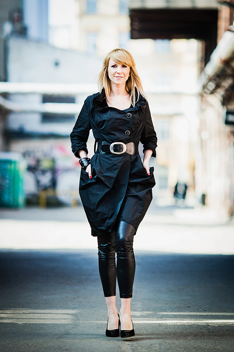 Sesja komercyjna Łódź – portret modowy, zbliżenie na detale makijażu i biżuterii.