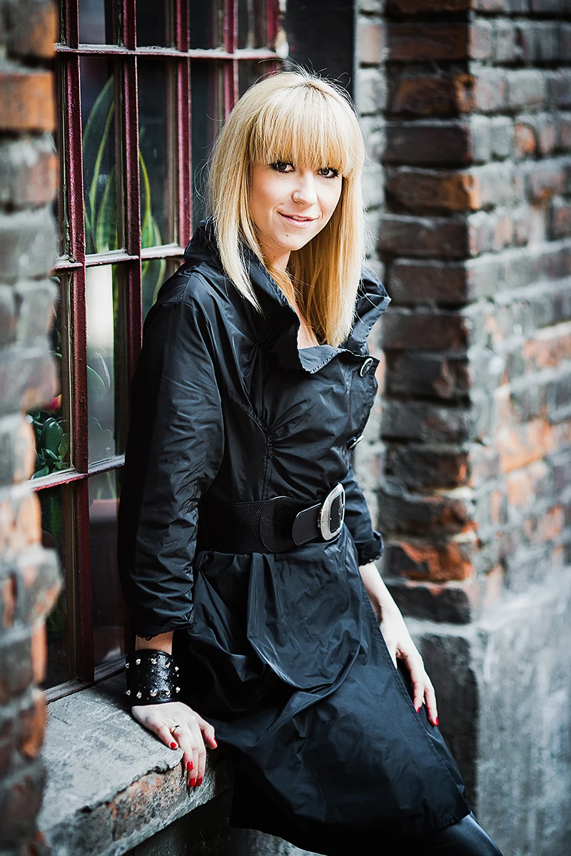 Sesja komercyjna Łódź – portret modowy, zbliżenie na detale makijażu i biżuterii.