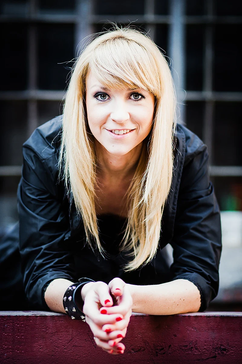 Sesja komercyjna Łódź – portret modowy, zbliżenie na detale makijażu i biżuterii.