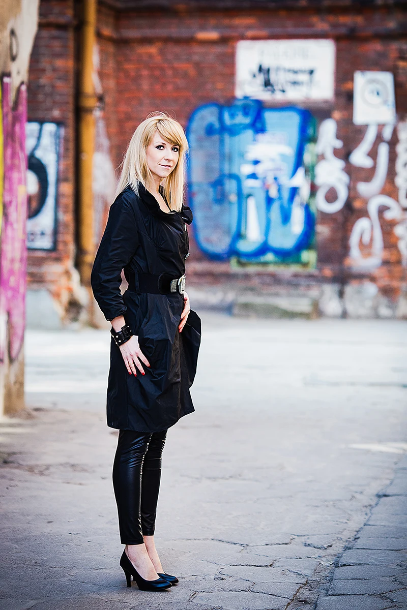 Sesja komercyjna Łódź – portret modowy, zbliżenie na detale makijażu i biżuterii.