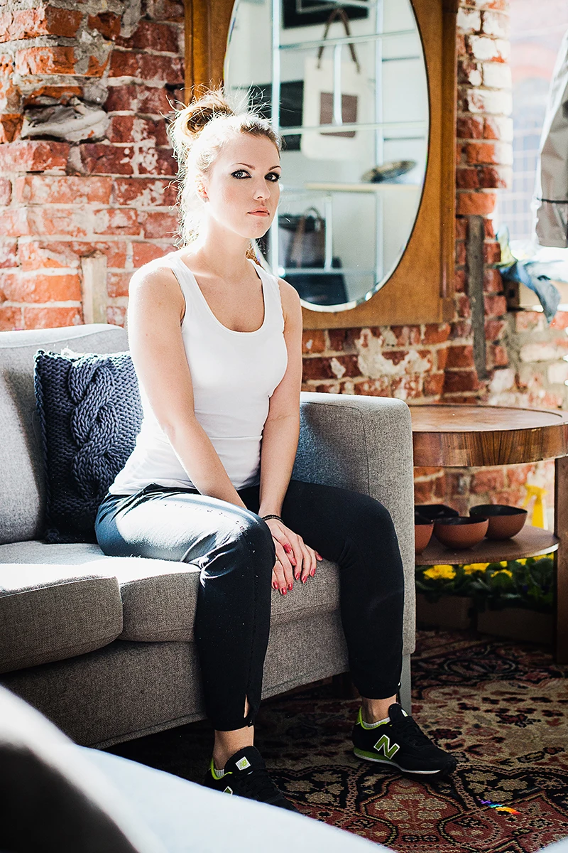 Zdjęcia odzieży damskiej w Łodzi – Lookbook nowej kolekcji na tle graffiti.