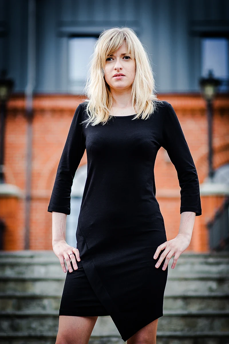 Elegancka poza, modelka w loftach, czarna sukienka, Sesja Modowa Księży Młyn.
