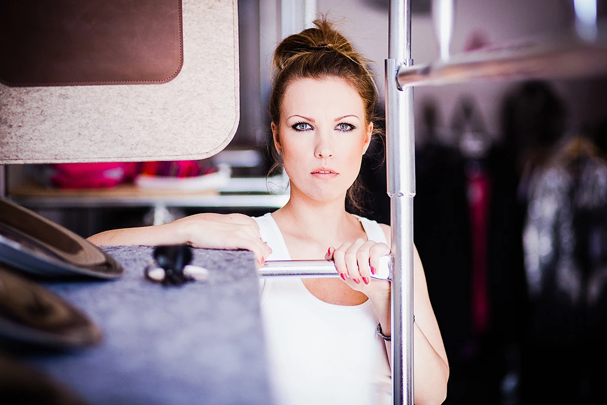 Zdjęcia odzieży damskiej w Łodzi – Lookbook nowej kolekcji na tle graffiti.