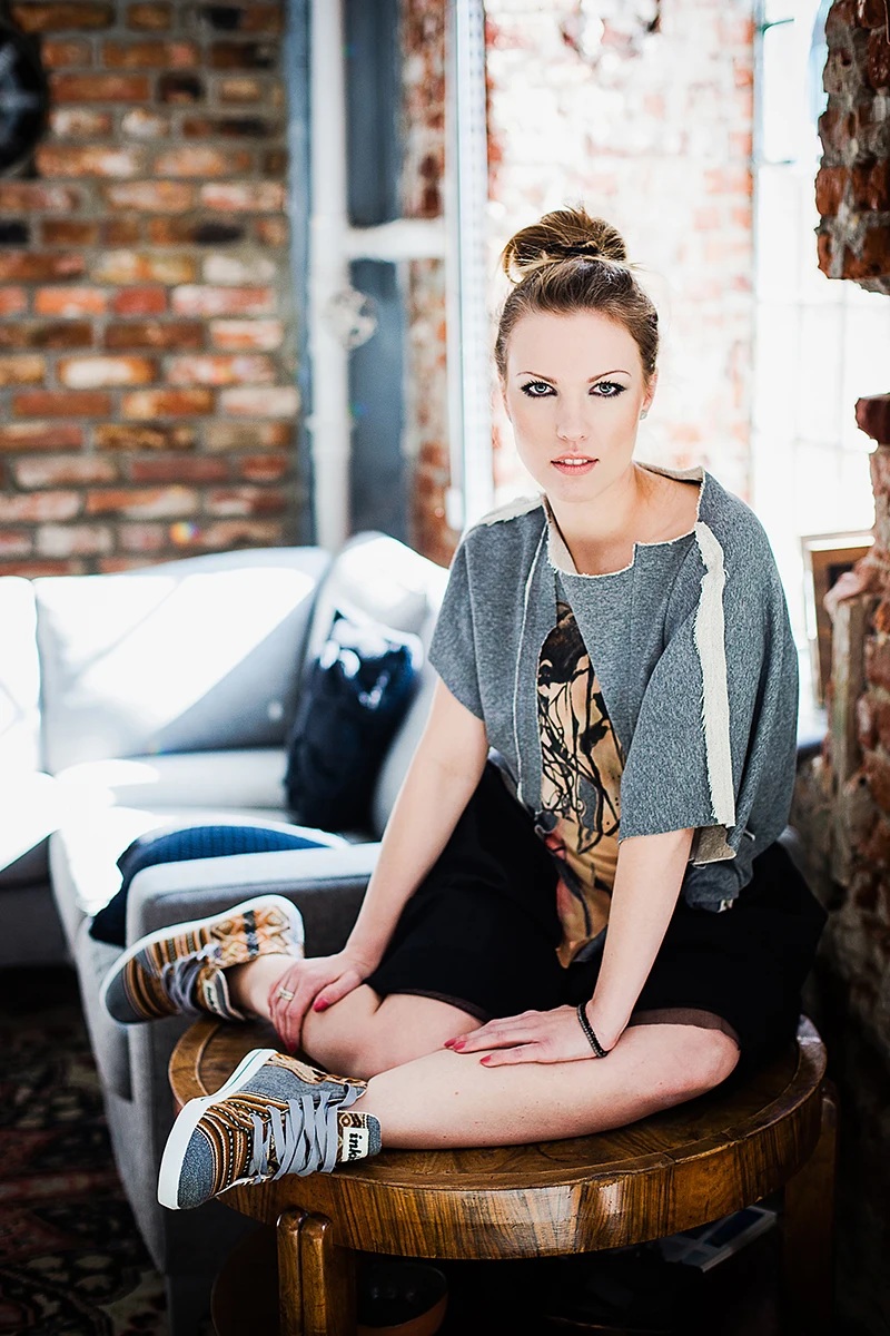 Zdjęcia odzieży damskiej w Łodzi – Lookbook nowej kolekcji na tle graffiti.