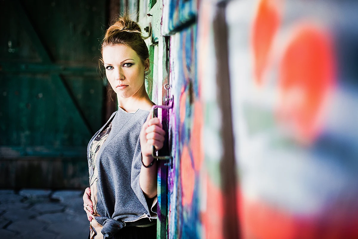 Fotograf lookbook Łódź – modelka w industrialnym wnętrzu OFF Piotrkowska.