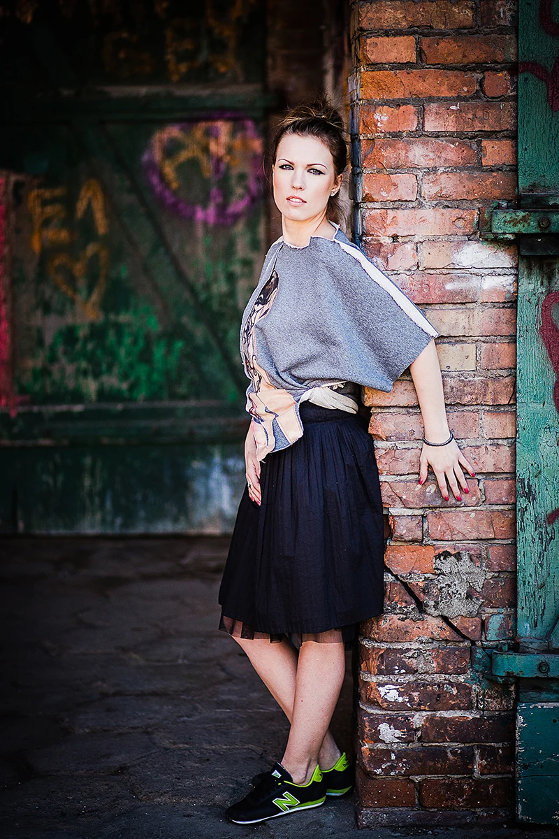 Fotograf lookbook Łódź – modelka w industrialnym wnętrzu OFF Piotrkowska.