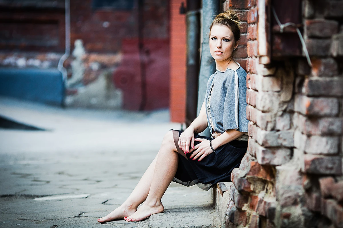 Zdjęcia odzieży damskiej w Łodzi – Lookbook nowej kolekcji na tle graffiti.