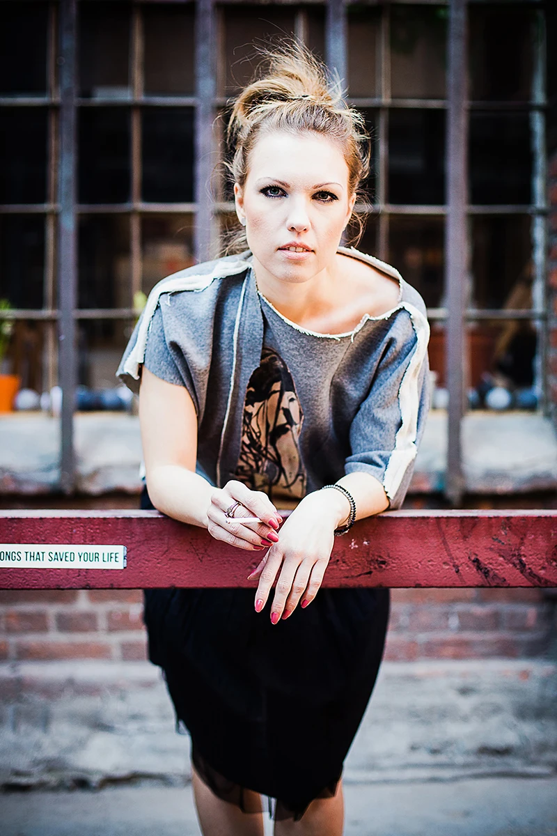 Zdjęcia odzieży damskiej w Łodzi – Lookbook nowej kolekcji na tle graffiti.