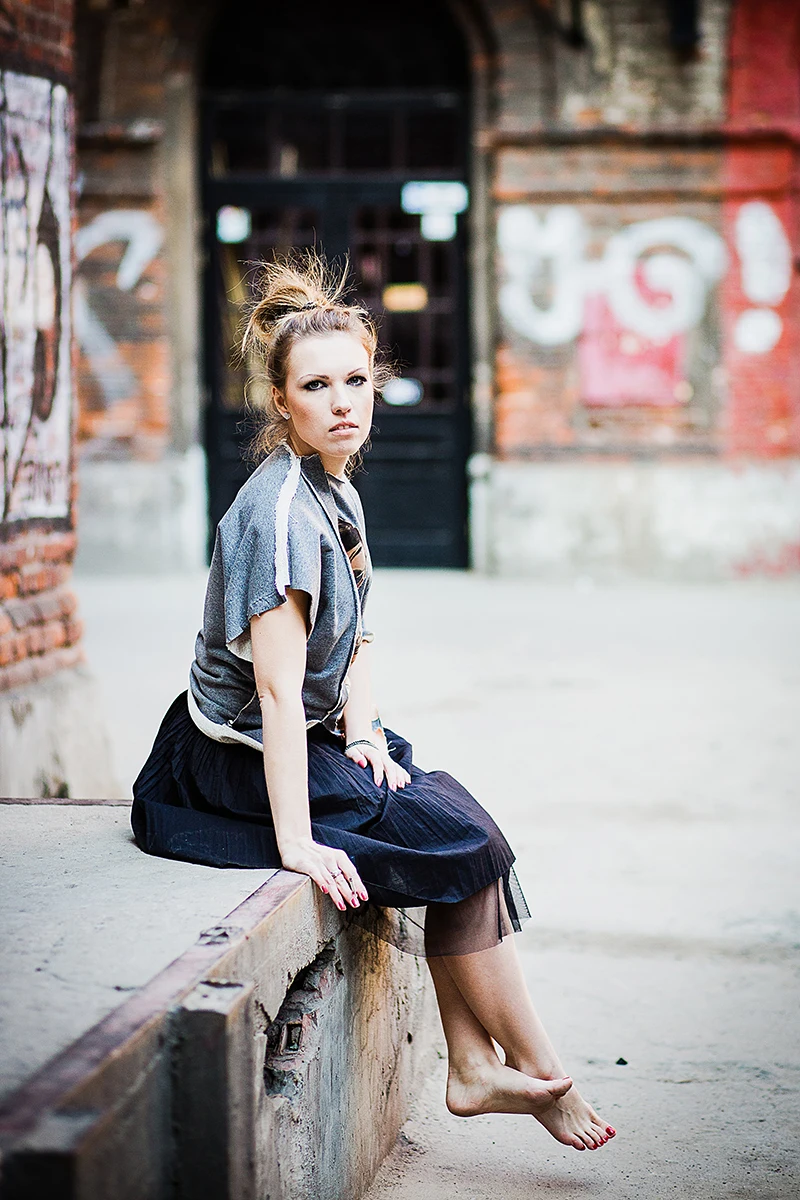 Zdjęcia odzieży damskiej w Łodzi – Lookbook nowej kolekcji na tle graffiti.