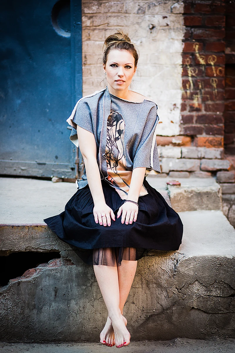 Zdjęcia odzieży damskiej w Łodzi – Lookbook nowej kolekcji na tle graffiti.