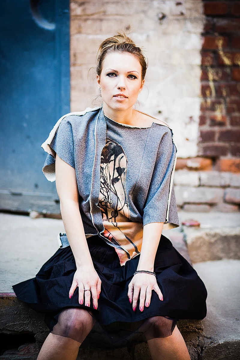 Zdjęcia odzieży damskiej w Łodzi – Lookbook nowej kolekcji na tle graffiti.