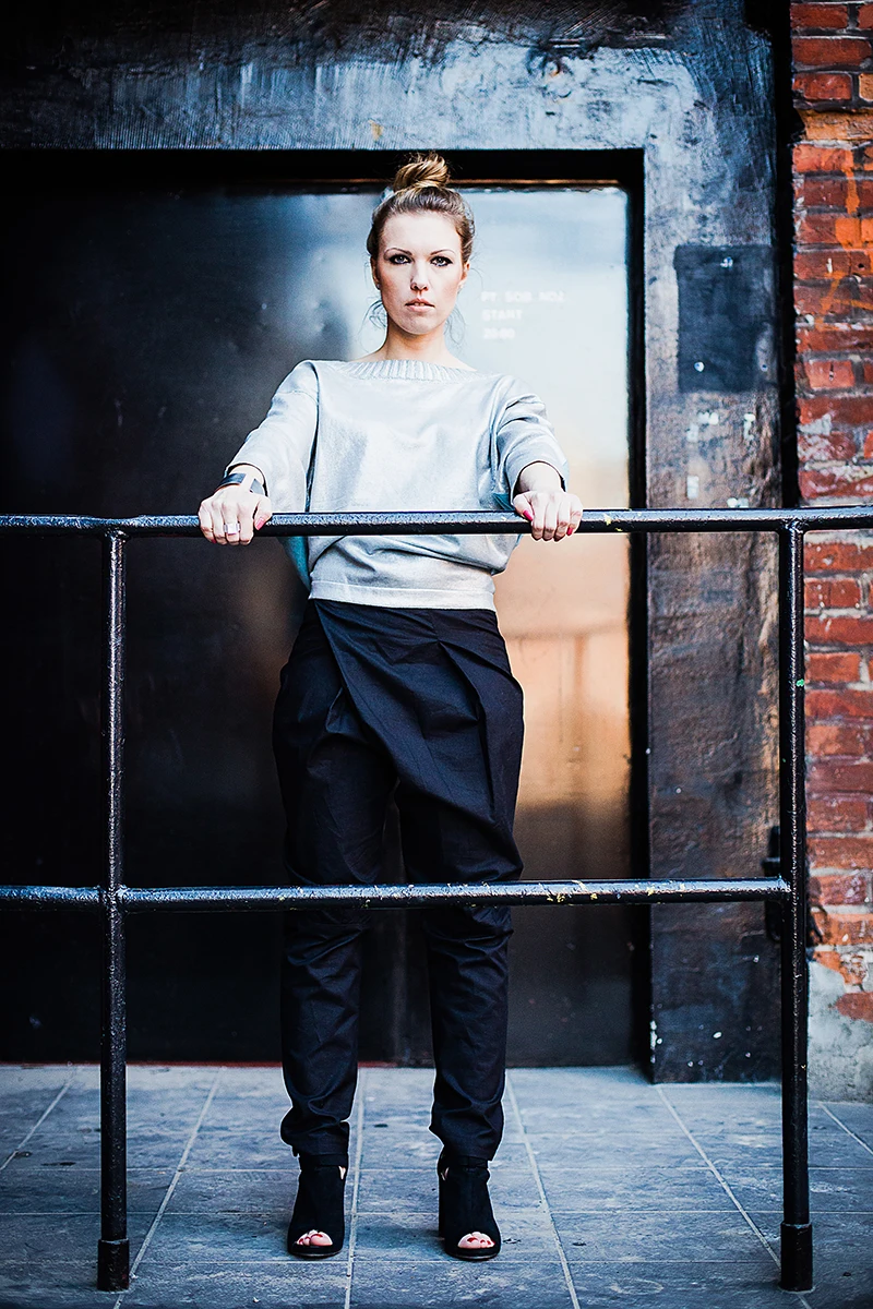 Sesja lookbook OFF Piotrkowska – portret modowy w loftowym świetle.